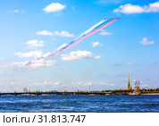 Шестерка штурмовиков Су-25 с дымами цветов российского флага на фоне Петропавловской крепости. Генеральная репетиция парада ко дню ВМФ. Санкт-Петербург (2019 год). Редакционное фото, фотограф Сергей Афанасьев / Фотобанк Лори