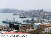 Порт Владивосток, Россия. Вид города сверху, бухта Золотой Рог, торговые суда и корабли ВМФ России. Тихоокеанский флот. Эсминец "Быстрый", Корабль измерительного комплекса "Маршал Крылов" и  "Адмирал Пантелеев"- большой противолодочный корабль (2019 год). Редакционное фото, фотограф Знаменский Олег / Фотобанк Лори