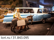Микроавтобус «Старт», Нина и Шурик из фильма "Кавказская пленница". Музей автомобильной техники УГМК «ХХ век АВТО». Верхняя Пышма. Свердловская область (2019 год). Редакционное фото, фотограф Сергей Афанасьев / Фотобанк Лори