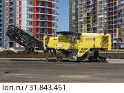 Дорожная фреза BOMAG BM 2000/60  разработана для выборочного фрезерования и послойного удаления изношенного или поврежденного дорожного покрытия (2019 год). Редакционное фото, фотограф Наталья Гармашева / Фотобанк Лори