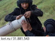 Киргизский экипаж готовит танк Т-72Б3 команды армии республики Кыргызстан к тренировочным стрельбам в камках международного турнира "Танковый биатлон-2019" на военном полигоне "Алабино", Московская область, Россия. Редакционное фото, фотограф Николай Винокуров / Фотобанк Лори