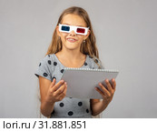 Девочка в цветных 3D очках, сделанных по анаглифной технологии очков 3D, посмотрела в кадр. Стоковое фото, фотограф Иванов Алексей / Фотобанк Лори
