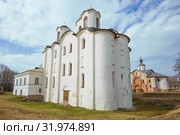 Никольский собор (1113 г.) крупным планом апрельским днем. Великий Новгород, Россия (2018 год). Стоковое фото, фотограф Виктор Карасев / Фотобанк Лори