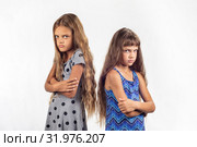 Две обиженные девочки стоят спиной к друг другу. Стоковое фото, фотограф Иванов Алексей / Фотобанк Лори