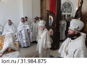 Великое освящение Покровского храма деревни Нововасильевское Лотошинского района, епископ Пётр (2019 год). Редакционное фото, фотограф Дмитрий Неумоин / Фотобанк Лори