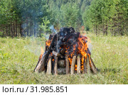 Горящий на поляне костёр. Birning campfire. Стоковое фото, фотограф Евгений Романов / Фотобанк Лори