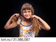 Портрет девочки которая сделала из волос на голове косынку. Стоковое фото, фотограф Иванов Алексей / Фотобанк Лори