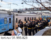 Военный оркестр встречает прибытие поезда (2019 год). Редакционное фото, фотограф Вячеслав Палес / Фотобанк Лори