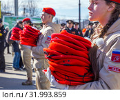 Юнармейцы держат стопки форменных беретов (2019 год). Редакционное фото, фотограф Вячеслав Палес / Фотобанк Лори