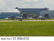 Два многоцелевых истребителя Су-30СМ  на взлетной полосе аэропорта Жуковский летним днем. Фрагмент авиашоу МАКС-2017. Редакционное фото, фотограф Виктор Карасев / Фотобанк Лори