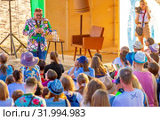 Russia, Samara, June 2019: Lecture by fashion historian Alexander Vasilyev outdoors. Bank of the Volga. Festival "Volga Fest" Редакционное фото, фотограф Акиньшин Владимир / Фотобанк Лори