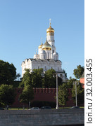Архангельский собор в Кремле, вид с реки Москвы. Собор святого Архистратига Михаила в Кремле (2019 год). Редакционное фото, фотограф Дмитрий Козлов / Фотобанк Лори