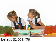 Одноклассница показала язык другой однокласснице. Стоковое фото, фотограф Иванов Алексей / Фотобанк Лори