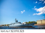 Пришвартованный корабль береговой охраны России у пристани в Санкт-Петерберге ко дню военноморского флота (2019 год). Редакционное фото, фотограф Андрей Атрощенко / Фотобанк Лори