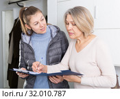 Senior woman polling form. Стоковое фото, фотограф Яков Филимонов / Фотобанк Лори