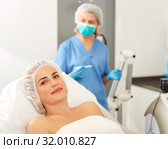 Girl expects plastic surgery in aesthetic cosmetology clinic. Стоковое фото, фотограф Яков Филимонов / Фотобанк Лори