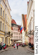 Pikk, one of main shopping streets in Tallinn Old Town Tallinn,,Estonia,Baltic States (2019 год). Редакционное фото, фотограф Николай Коржов / Фотобанк Лори