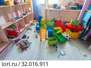 Кавардак в детской комнате, раскиданные игрушки, коробки по полу (2019 год). Редакционное фото, фотограф Иванов Алексей / Фотобанк Лори