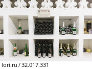 Коронационное вино Романовых и другие редкие вина на витрине в энотеке имени Л. Голицына на территории завода шампанских вин "Новый свет" (2019 год). Редакционное фото, фотограф Наталья Гармашева / Фотобанк Лори