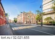 Улица Петровка Petrovka Street in Moscow (2019 год). Стоковое фото, фотограф Baturina Yuliya / Фотобанк Лори