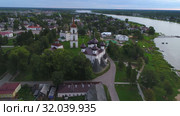 Соборная площадь со старинными православными храмами облачным августовским утром (аэросъемка). Каргополь, Россия (2019 год). Стоковое видео, видеограф Виктор Карасев / Фотобанк Лори
