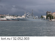 Корабли Черноморского флота РФ на рейде в Южной бухте Севастополя. На переднем плане - средний разведывательный корабль "Иван Хурс" (2019 год). Редакционное фото, фотограф Светлана Ясинская / Фотобанк Лори