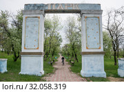 Луганская Народная Республика. Дети на велосипедах в заброшенном парке. Luhansk People's Republic. Children on bicycles in an abandoned Park. (2019 год). Редакционное фото, фотограф Евгений Романов / Фотобанк Лори