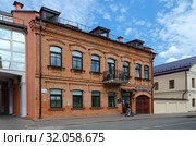 Раковское предместье, улица Раковская, 16. Здание конца XIX века - начала ХХ века в историческом центре Минска, Беларусь (2019 год). Редакционное фото, фотограф Ольга Коцюба / Фотобанк Лори