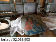 Архангельская область, Ненокса. Центральный медальон росписи потолочного покрытия (небес) деревянной церкви Троицы Живоночальной и детали рамы иконостаса (Троицкой). (2019 год). Редакционное фото, фотограф Ольга Шуклина / Фотобанк Лори