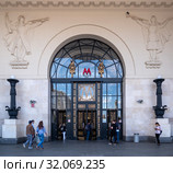 Entrance to the Oktyabrskaya subway station (2019 год). Редакционное фото, фотограф Руслан Григолава / Фотобанк Лори