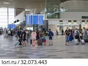 Табло вылета и пассажиры (2019 год). Редакционное фото, фотограф Евгений Вернигоров / Фотобанк Лори