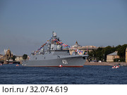 Санкт-Петербург. Военный корабль на параде в день ВМФ.  Фрегат проекта 22350 "Адмирал флота Касатонов" (2019 год). Редакционное фото, фотограф Литвяк Игорь / Фотобанк Лори