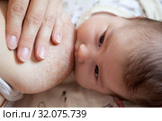 Human milk feeding with female breast, newborn baby breastfeeding, face. Стоковое фото, фотограф Кекяляйнен Андрей / Фотобанк Лори
