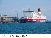 Морской круизный паром "Мариелла" у терминала компании "Викинг Лайн" солнечным днем. Хельсинки, Финляндия (2019 год). Редакционное фото, фотограф Виктор Карасев / Фотобанк Лори