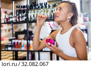 shopper choosing bottle of pheromones. Стоковое фото, фотограф Яков Филимонов / Фотобанк Лори