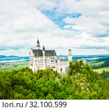 Вид на замок Нойшванштайн (Нейшванштейн, Schloss Neuschwanstein). Летний день. Бавария. Германия (2019 год). Стоковое фото, фотограф E. O. / Фотобанк Лори