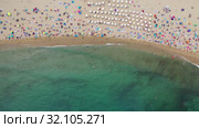 Picturesque overview of ocean shoreline with colored umbrellas of vacationers on sandy beach (2019 год). Стоковое видео, видеограф Яков Филимонов / Фотобанк Лори