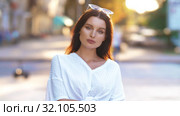 Serious woman looks at the camera. Стоковое видео, видеограф Илья Шаматура / Фотобанк Лори