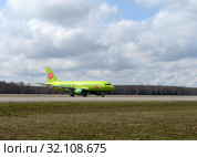 Самолет Airbus A319 (бортовой номер VP-BHK) авиакомпании "S7 - Сибирь" приземлился в аэропорту "Домодедово" (2018 год). Редакционное фото, фотограф Free Wind / Фотобанк Лори