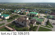 Татарстан. Село Черемшан. Вид с воздуха. Tatarstan. The Village Of Cheremshan. Aerial view. (2019 год). Стоковое видео, видеограф Евгений Романов / Фотобанк Лори