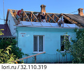 Монтаж кровли, кровельщики перекрывают крышу на здании. Стоковое фото, фотограф Кузнецов Максим / Фотобанк Лори