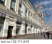 Москва, люди гуляют по Никольской улице летом (2019 год). Редакционное фото, фотограф Овчинникова Ирина / Фотобанк Лори