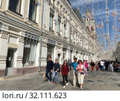 Москва, люди гуляют по Никольской улице летом (2019 год). Редакционное фото, фотограф Овчинникова Ирина / Фотобанк Лори