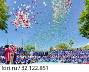 Турция. Стамбул. 09 июля 2019 года. Праздничный салют с воздушными шарами на митинге волонтеров - "Послы туризма" из муниципалитета Фатих на площади Султанахмеда. Редакционное фото, фотограф Светлана Васильева / Фотобанк Лори
