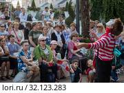 Клоун-мим выступает перед зрителями на площадке фестиваля "Цветочный джем" на площади Революции в центре города Москвы, Россия (2019 год). Редакционное фото, фотограф Николай Винокуров / Фотобанк Лори