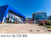 Yalta, Crimea -June 27. 2019 The Imax cinema planet - cinema and house of commerce on Kievskaya street. Редакционное фото, фотограф Володина Ольга / Фотобанк Лори