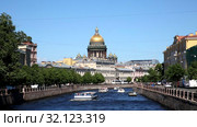 Вид на набережные реки Мойки, купола Исаакиевского собора и туристические катера, Санкт-Петербург, Россия (2019 год). Редакционное видео, видеограф Наталья Волкова / Фотобанк Лори
