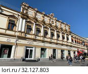 Москва, улица Кузнецкий Мост. Памятник архитектуры - доходный дом И. И. Воронцовой — И. Г. Евдокимова — З. И. Шориной (№ 7/6/9) (2019 год). Редакционное фото, фотограф Овчинникова Ирина / Фотобанк Лори