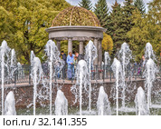 Пешеходный фонтан с беседкой и мостиками. Любашинский сад. Санкт-Петербург (2019 год). Редакционное фото, фотограф Сергей Афанасьев / Фотобанк Лори