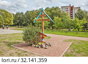 Памятный крест. Любашинский сад. Санкт-Петербург (2019 год). Редакционное фото, фотограф Сергей Афанасьев / Фотобанк Лори